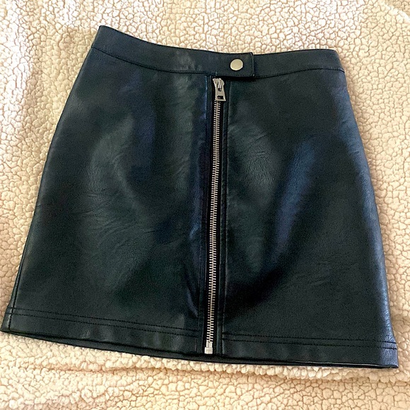 Topshop Dresses & Skirts - Top shop fux leather zip front skirt!